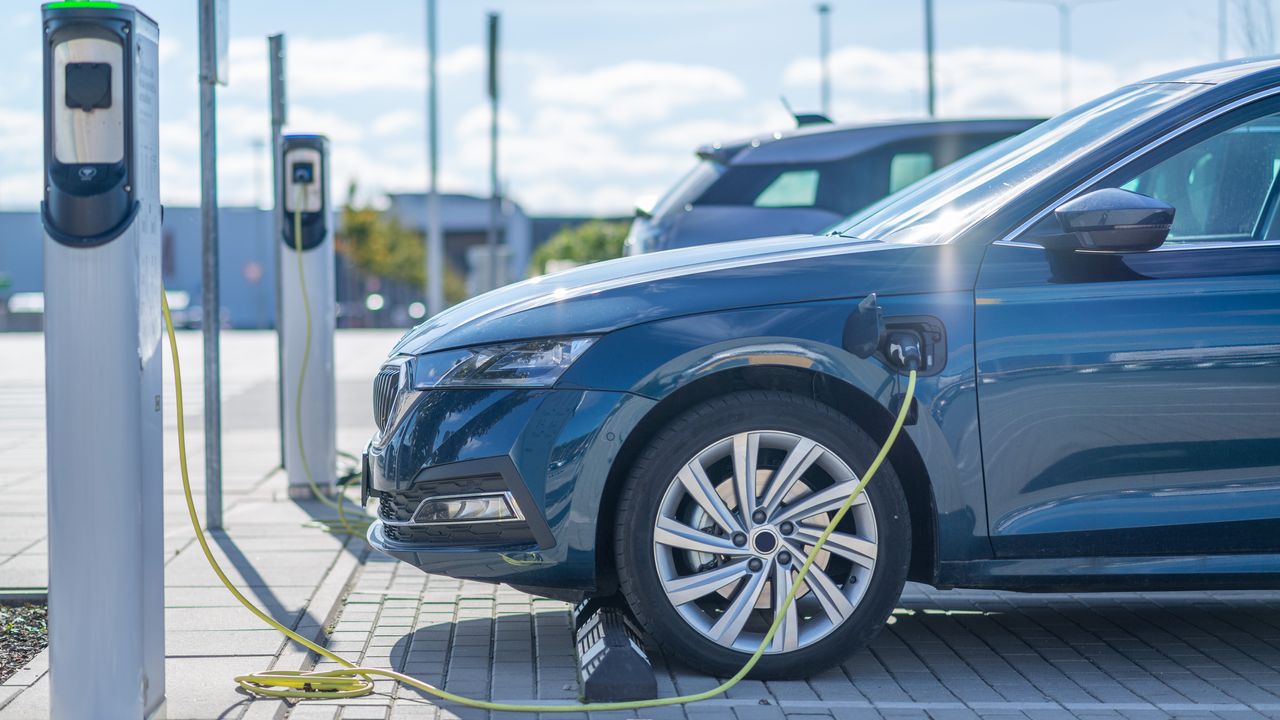 "Improve EV Charging Station Efficiency with Scheduling Notifications, Booking, and API"